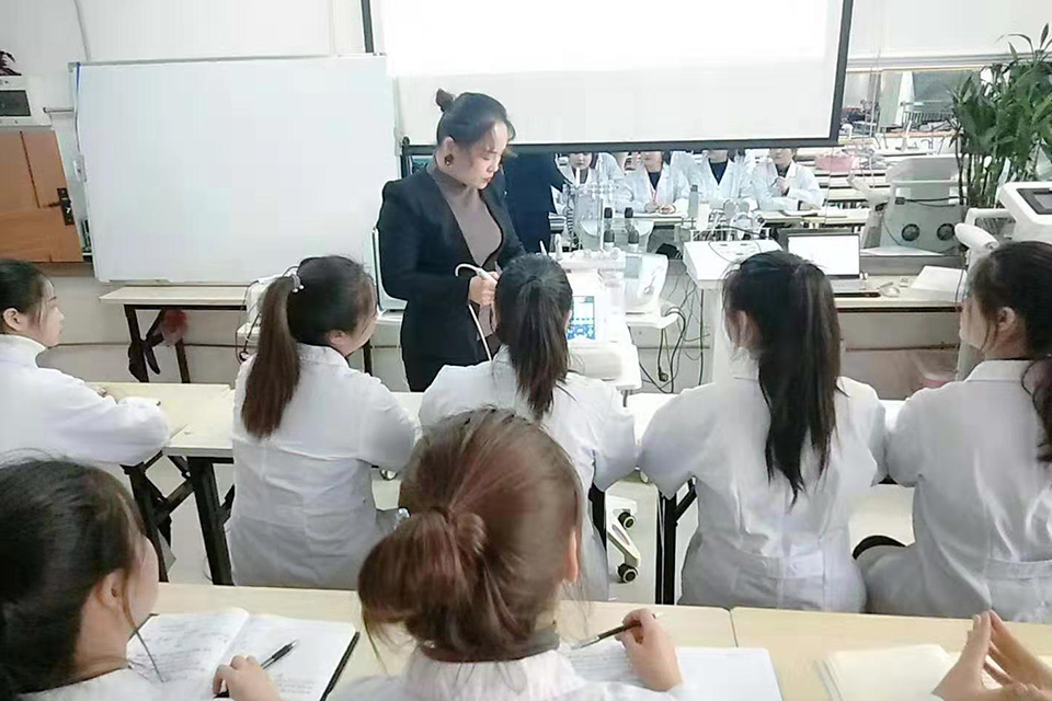 一年制高端美容班